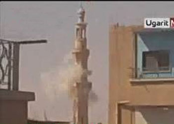 Tanklar Deyr ez Zor kentinde minare yıktı