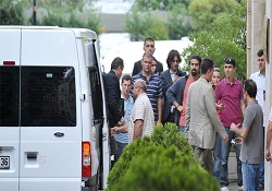 Bir grup asker adliyede