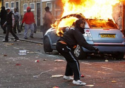 İngiltere'de tutuklananların sayısı 1500'ü geçti