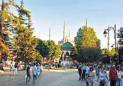 Polis, Sultanahmet'te turist rehberi oluyor