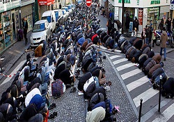 Paris'te namaz çilesi devam ediyor