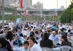 30 bin kişi aynı sofrada iftar açtı
