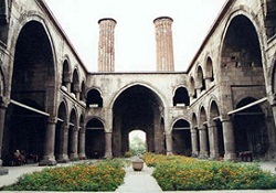 Çifte Minareli Medrese restore ediliyor