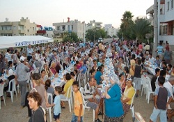 Yetimlere Büyük İftar Sofrası