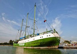Greenpeace'in gemisi yüzer hastane oluyor