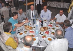 Alevi Derneklerinden İftar Yemeği