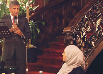 Dinini yaşayan, diğer dinlerle daha uyumlu