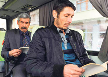 Türkiye okusun diye otobüste kitap servisi