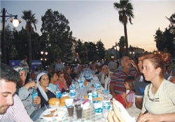 İHH-Nehir Derneği işbirliğiyle iftar yemeği verdi