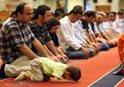 Teravih'te gülen çocular