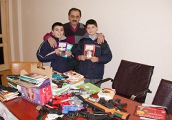 'Oyuncak silahını getir, kitabın olsun'