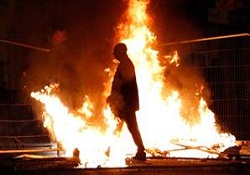 İngiltere'de isyan cezaevlerini doldurdu