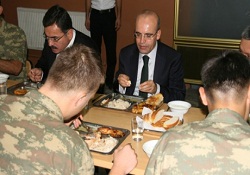 Bakan Şahin, güvenlik güçleriyle sahur yaptı