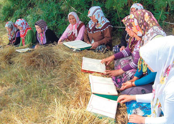 Ekin tarlasında kadınların mukabele molası