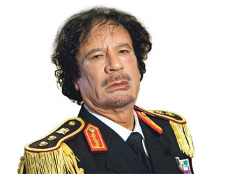 Kaddafi'nin karargahı yıkılıyor