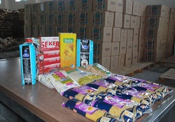 İaşe Paketleri Aşevinden Yemek Alanlara Veriliyor
