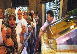 Kutsal emanetlere hürmet edilir, birşey istenmez!
