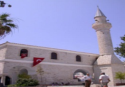 Tarihî camiye vali el koydu