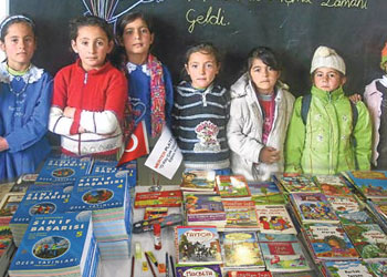 Orada bir köy var ama o kadar uzakta değil