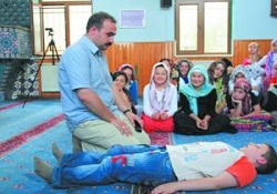 Şimdi çocuk olup camiye gitmek vardı