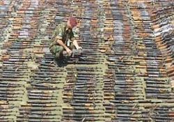 Kaddafi'nin silah deposu ele geçirildi