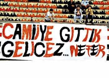 Neferin pankartı: 'Camiye gittik geleceğiz'