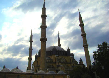 İslam medeniyetinin merkezi binası camidir