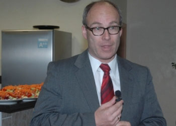 Alman Papaz: İftar verme sırası bizde