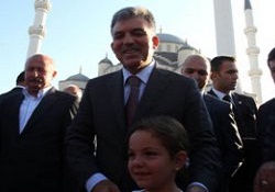 Gül'den namaz sonrası bayram mesajı