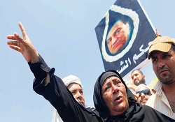 Mübarek'in yargılandığı salonda ayakkabı savaşı