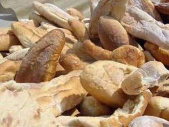 Ekmek çöpe gidiyor Somali açlıktan ölüyor