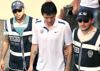 Futbolcu İbrahim Akın hapiste namaza durdu