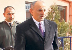 'Çiçek istedi ben de paraf attım'