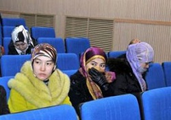 Kazakistan'da başörtülü öğrenci sayımı