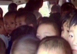 Çin'de 8 kişilik araca 66 kişi bindi