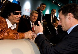 Kaddafi, Sarkozy'nin sayesinde kaçtı!