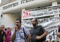 Yunanistan'da sağlık bakanlığı işgal edildi