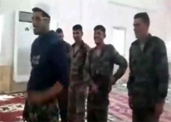 Esad'ın askerleri namazla dalga geçiyor