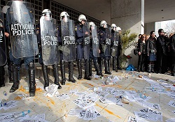 Yunan bakana yumurta yağmuru