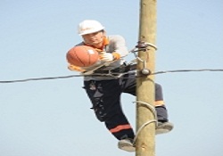 Elektrik direklerinin üzerinde elektrik eğitimi