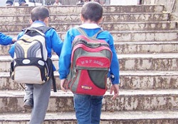 Öğrenciler sırtlarında kanser taşıyor!