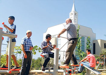 Namazla ruhu, sporla vücudu zinde tutuyorlar