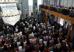 Hasar gören camide Cuma namazı
