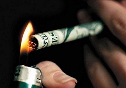 Sigarayla para da yanıyor!