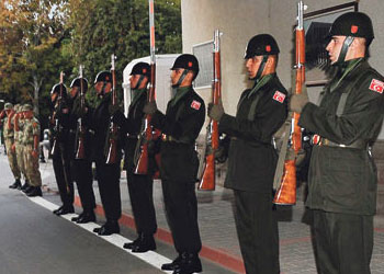Meclis'teki askerî taburu tasfiye ediliyor