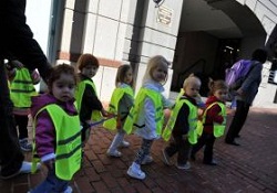 Bu anaokulu öğrencileri kelepçeyle gezdiriliyor