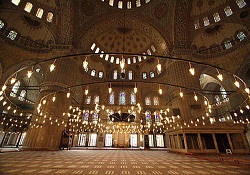 Din Görevlisi etrafına ışık saçmalı