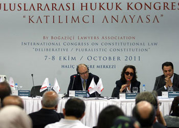 İnsanlar yeni anayasa değil özgürlük istiyor