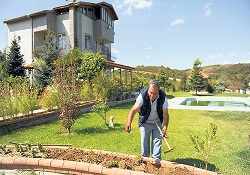 Dünyanın bütün ağaç türleri onun bahçesinde
