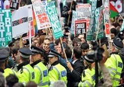 Savaş karşıtları Cameron’ın kapısına dayandı